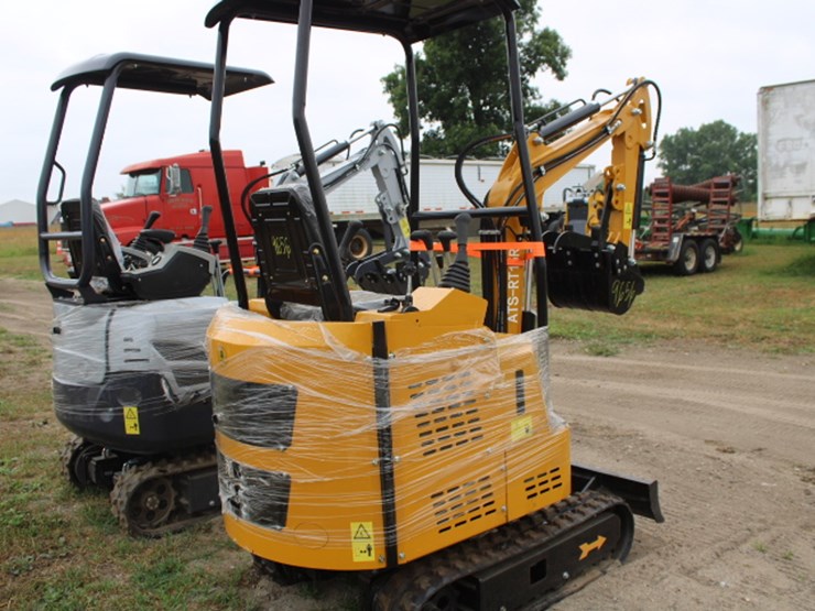 #9656-•-rt15r-mini-excavator-image-2