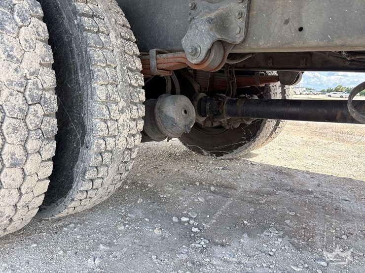 2014-freightliner-m2-106-image-31