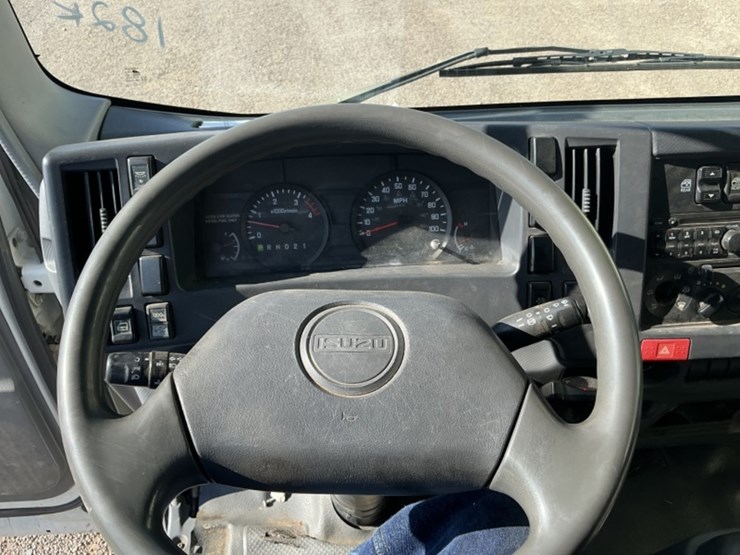 2009-isuzu-nqr-image-11