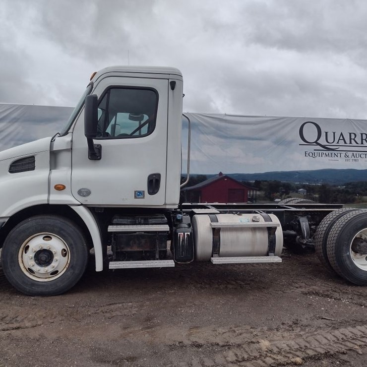 14 Freightliner Cascadia Cab & Chassis^TITLE^ (QEA 4750)