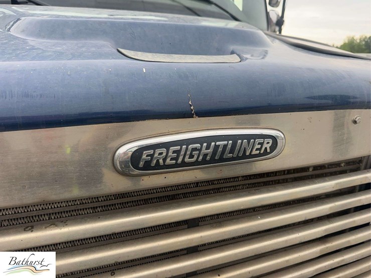2010-freightliner-m2-106-image-14