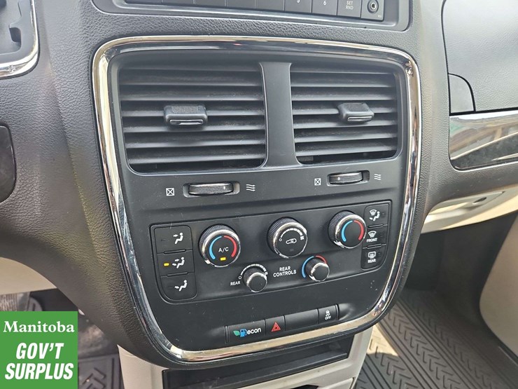 2013-dodge-grand-caravan-sxt-image-18