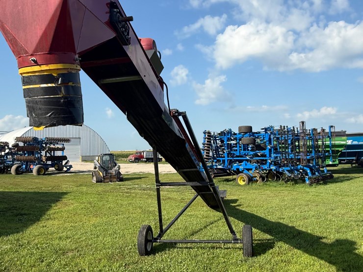 2021-universal-industries-1537-short-field-loader-electric-belt-conveyor-image-5