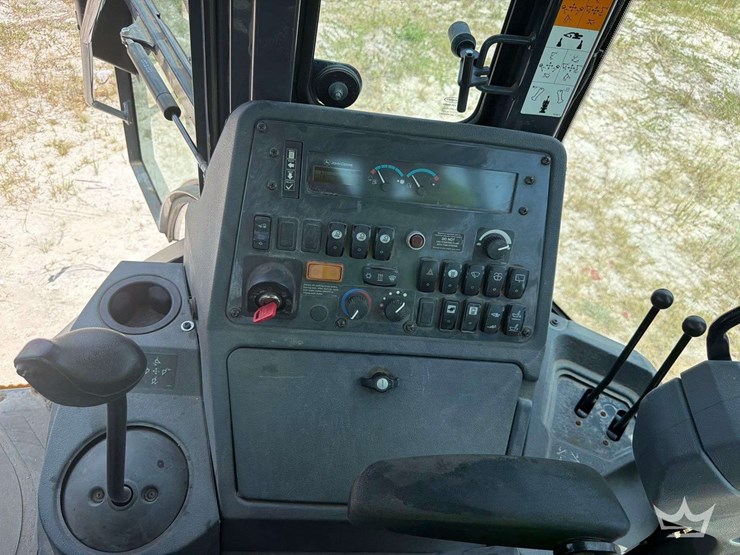 2017-deere-310l-image-10