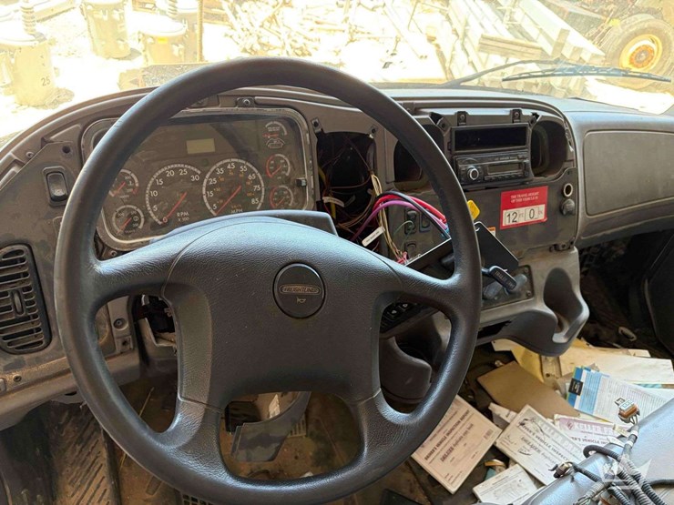 2016-freightliner-m2-106-image-9