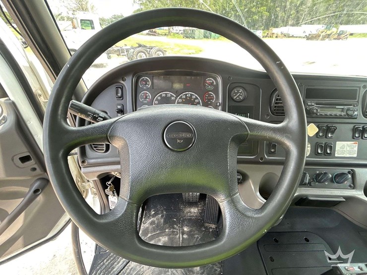 2013-freightliner-m2-106-image-19