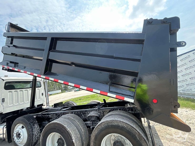 2013-freightliner-m2-106-image-15