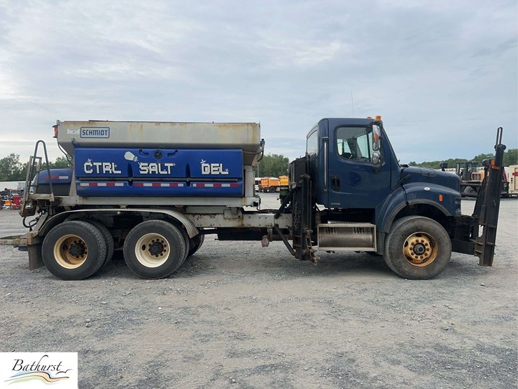 2010-freightliner-m2-106-image-4