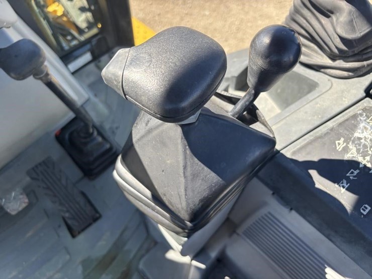 2012-caterpillar-420f-image-42