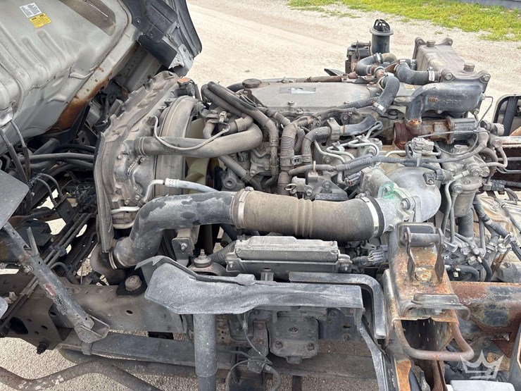 2011-isuzu-npr-image-12