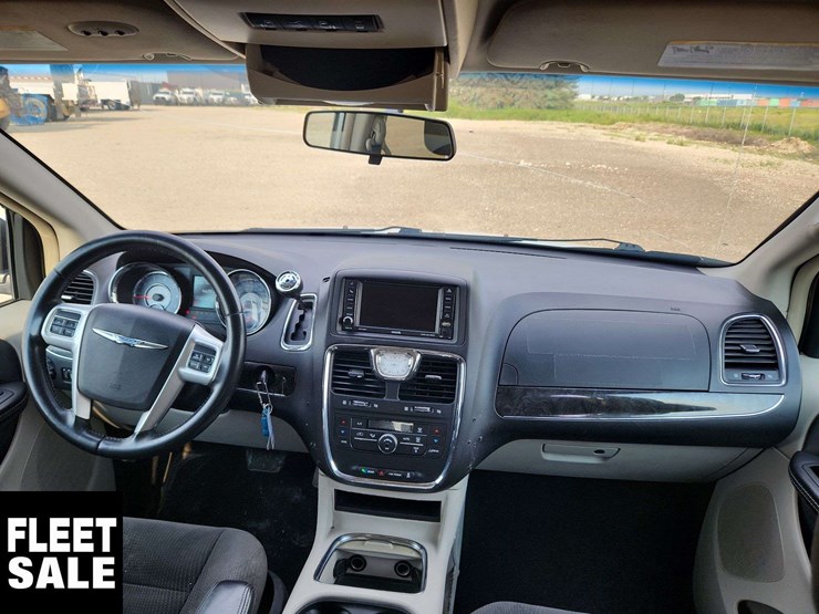 2016-chrysler-town-&-country-image-23