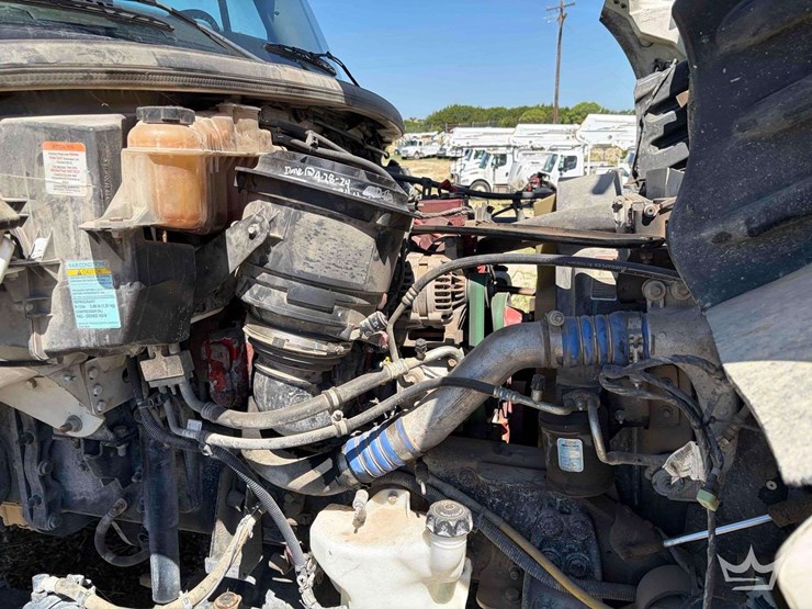 2018-freightliner-m2-106-image-9