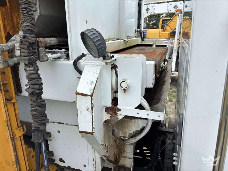 2019-freightliner-m2-106-image-16