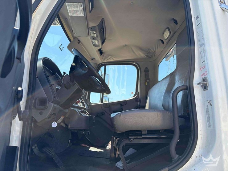 2018-freightliner-m2-106-image-11