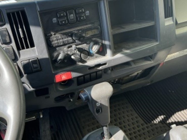 2010-isuzu-npr-image-16