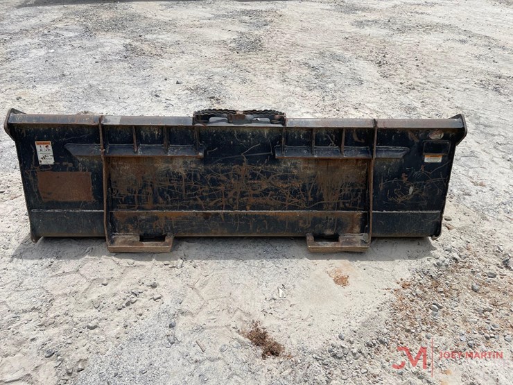 takeuchi-76"-tooth-bucket-skid-steer-attachment-image-4