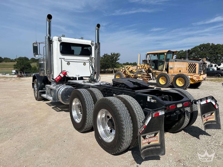 2020-peterbilt-389-image-3