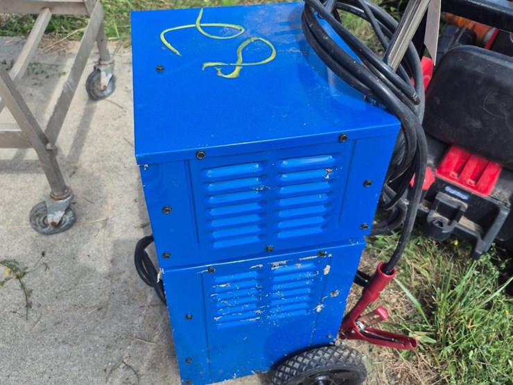 #82-•-12-volt-fully-automatic-charger-image-2