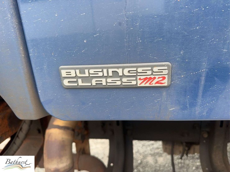 2010-freightliner-m2-106-image-15