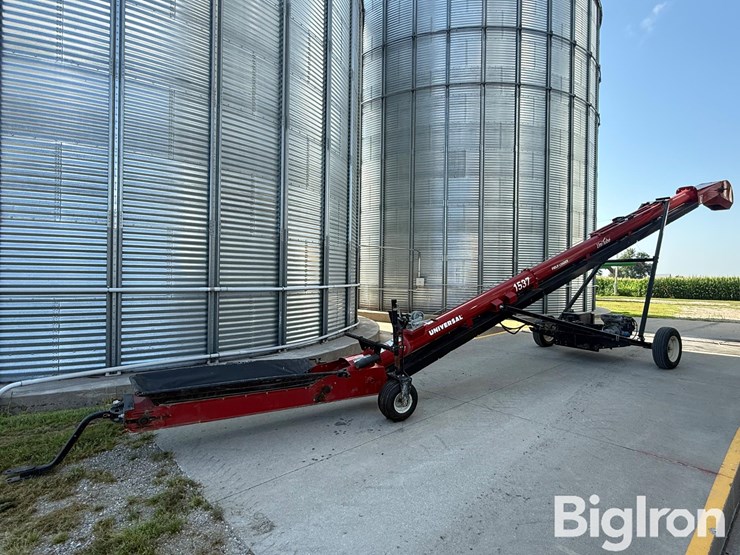 2022-universal-industries-1537-field-loader-self-propel-belt-conveyor-image-1