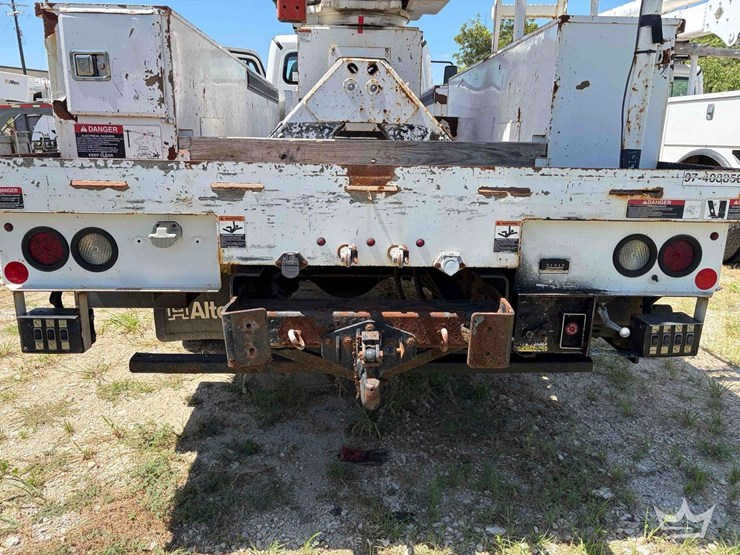 2017-freightliner-m2-106-image-21