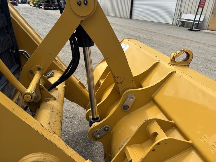 2022-caterpillar-430-image-13