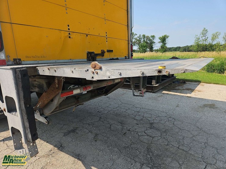 2015-freightliner-m2-106-image-35