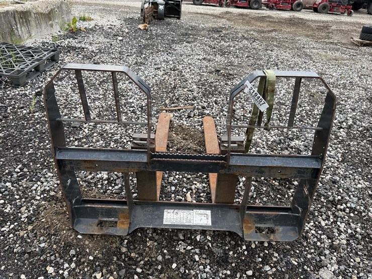 bobcat-42”-skid-steer-pallet-forks-image-3