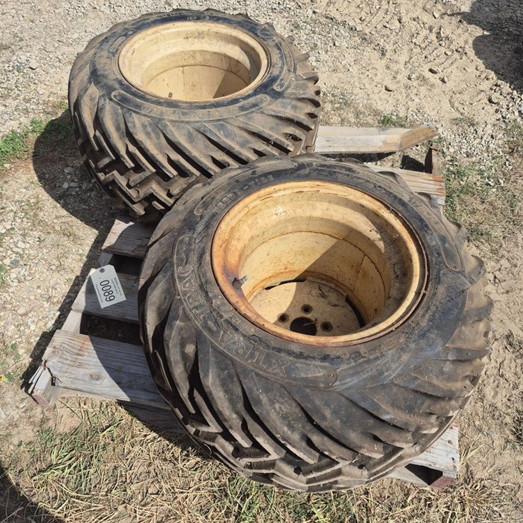 #89 • 31x15.50-15 4 ply tires x2