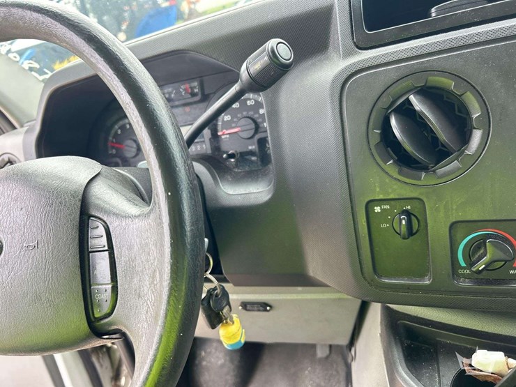 2012-ford-cargo-image-19