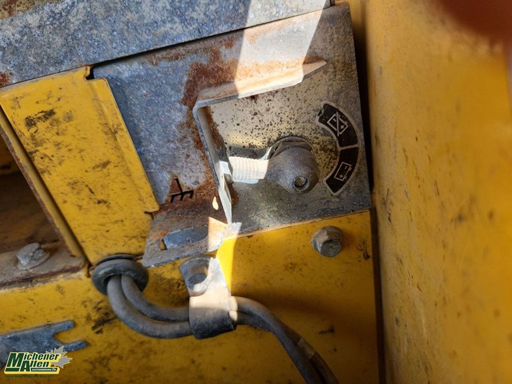 deere-410l-image-16