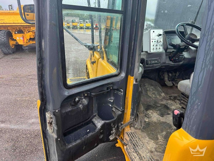 2013-deere-250d-image-45