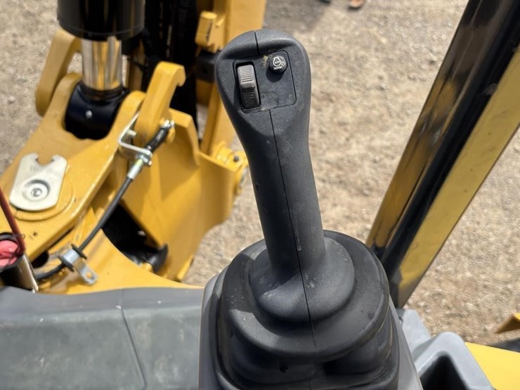 2022-caterpillar-430-image-47