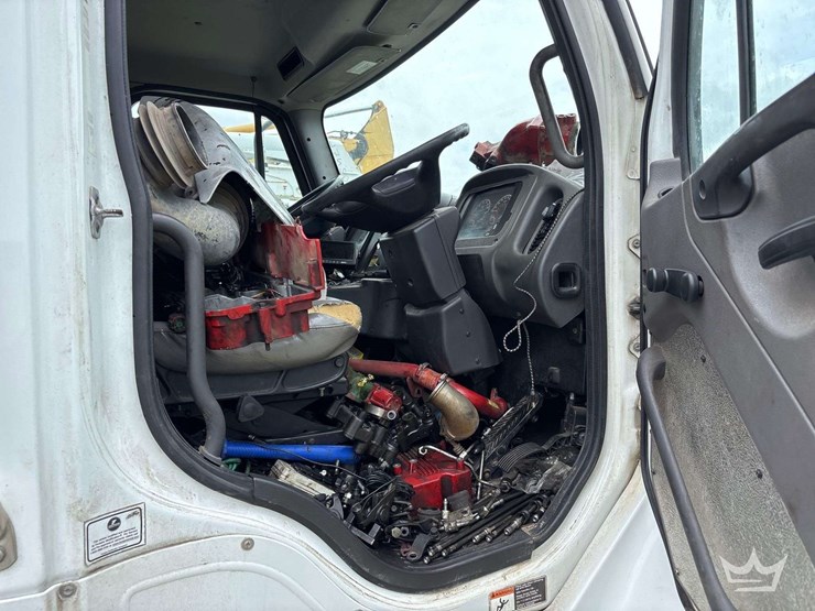 2019-freightliner-m2-106-image-32