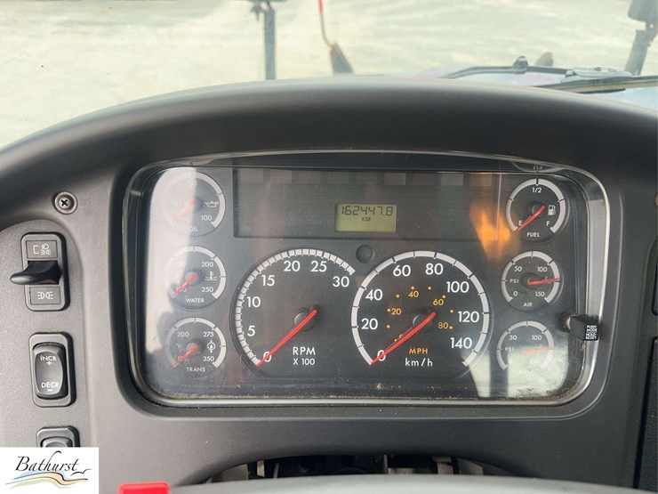 2010-freightliner-m2-106-image-30