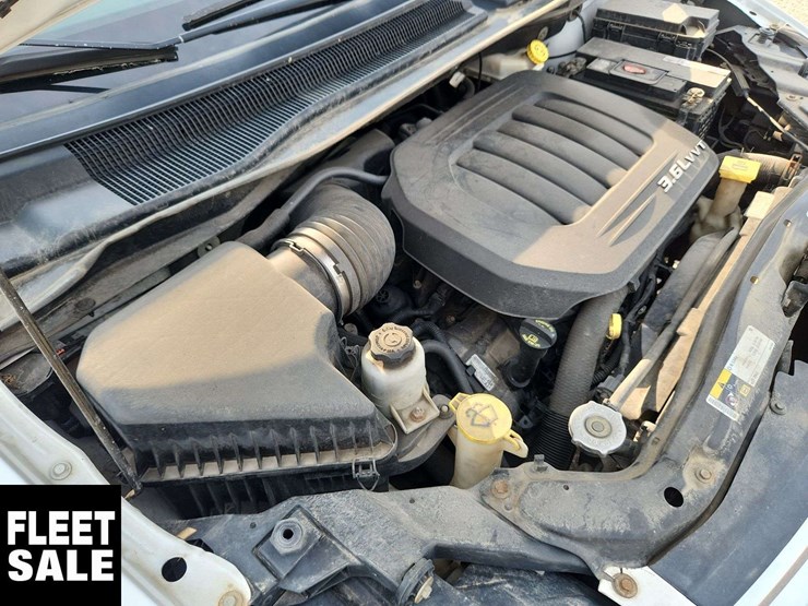 2016-chrysler-town-&-country-image-44