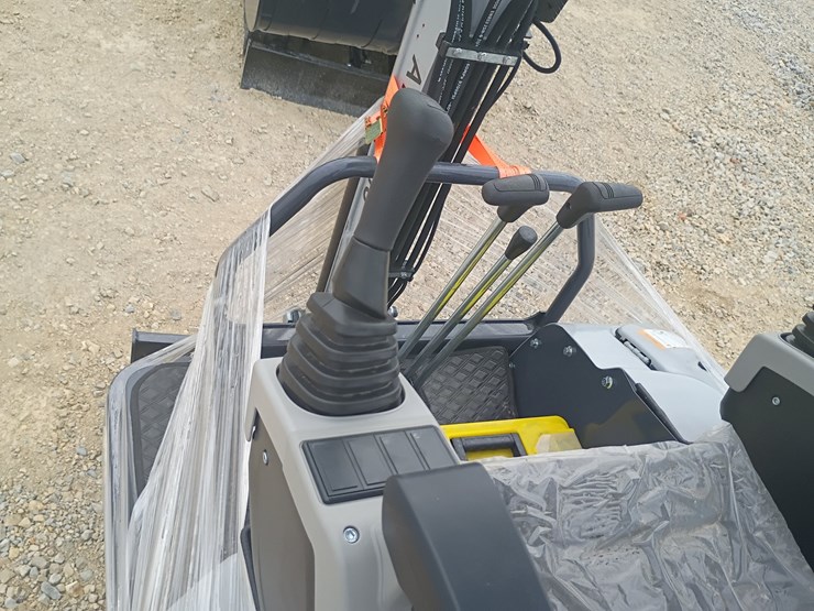 #l73-053-•-2026-ats-me18-mini-excavator-image-16