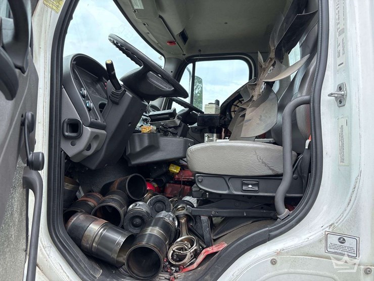 2019-freightliner-m2-106-image-25