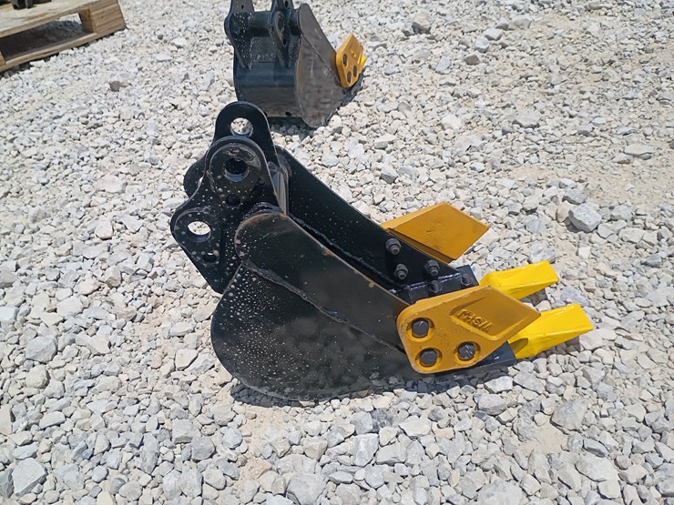 #l63-037-•-8"-bucket-mini-excavator-attachment-image-4