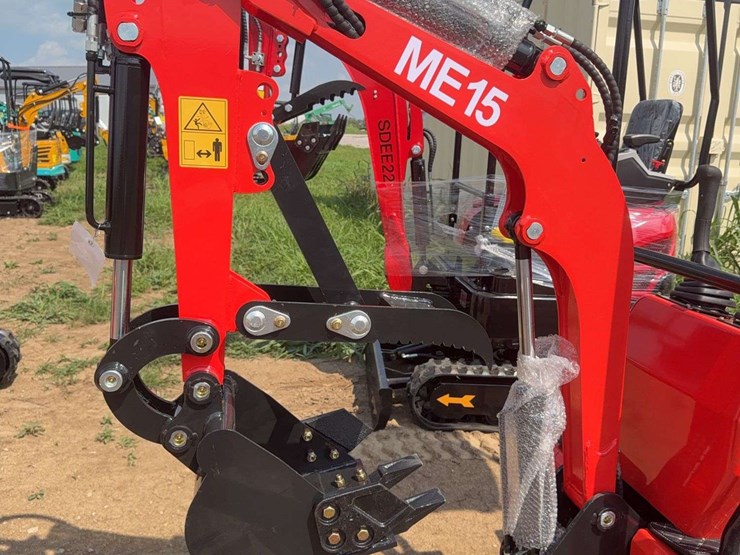 me15-mini-excavator-image-4