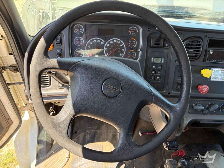 2018-freightliner-m2-106-image-13