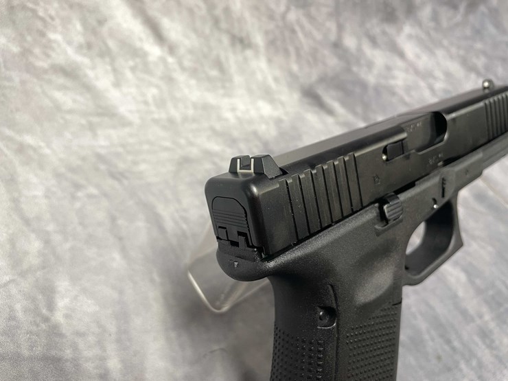#10868-•-glock-model-17,-9mm-luger-semi-auto-pistol,-sn:-albx074-image-4