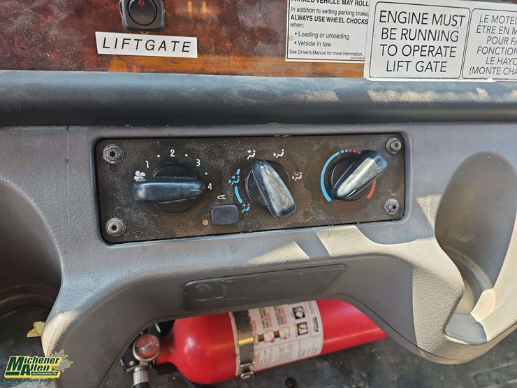 2015-freightliner-m2-106-image-17