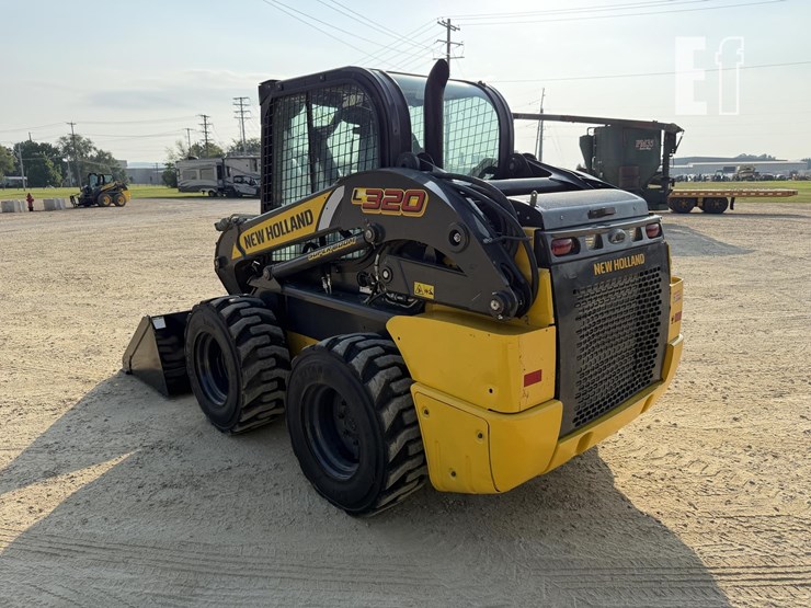 new-holland-l320-image-4