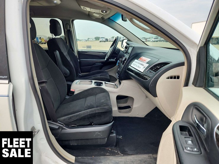 2015-chrysler-town-&-country-image-20