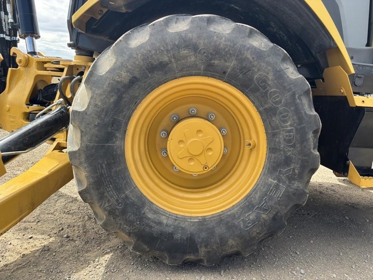 2022-caterpillar-430-image-30