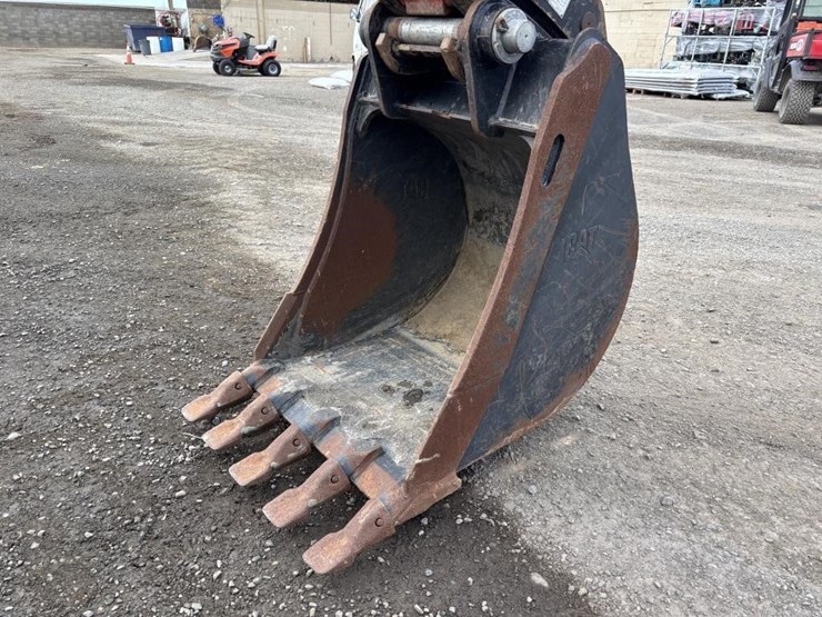 2022-caterpillar-430-image-15
