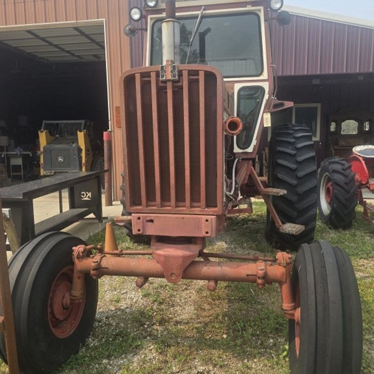 #21 • Farmall 806