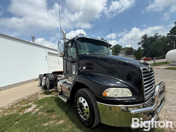 2015-mack-cxu613-t/a-truck-tractor-image-3