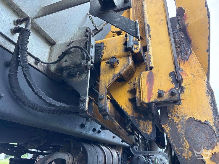 2019-freightliner-m2-106-image-14